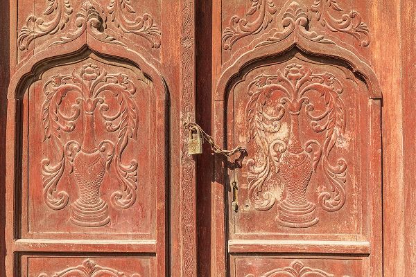 Wilson, Emily M. 아티스트의 Middle East-Arabian Peninsula-Al Batinah South-Carved wooden door on a building in Oman작품입니다.